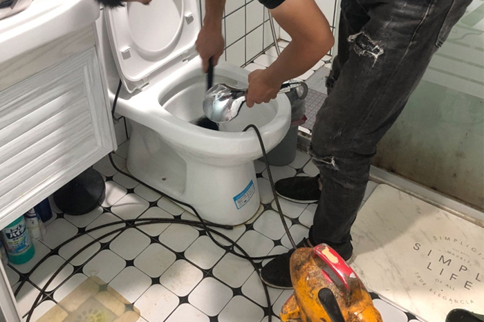 嘉祥马桶堵塞自己疏通还是找师傅？专业上门服务让你省时更省心